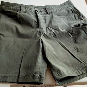Eddie Bauer Size 6 Women's Short in Army Green